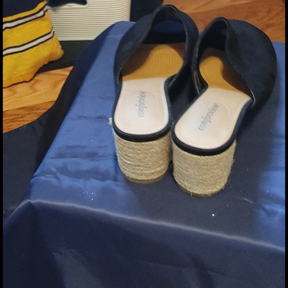 Shoe - Picture 3 of 3